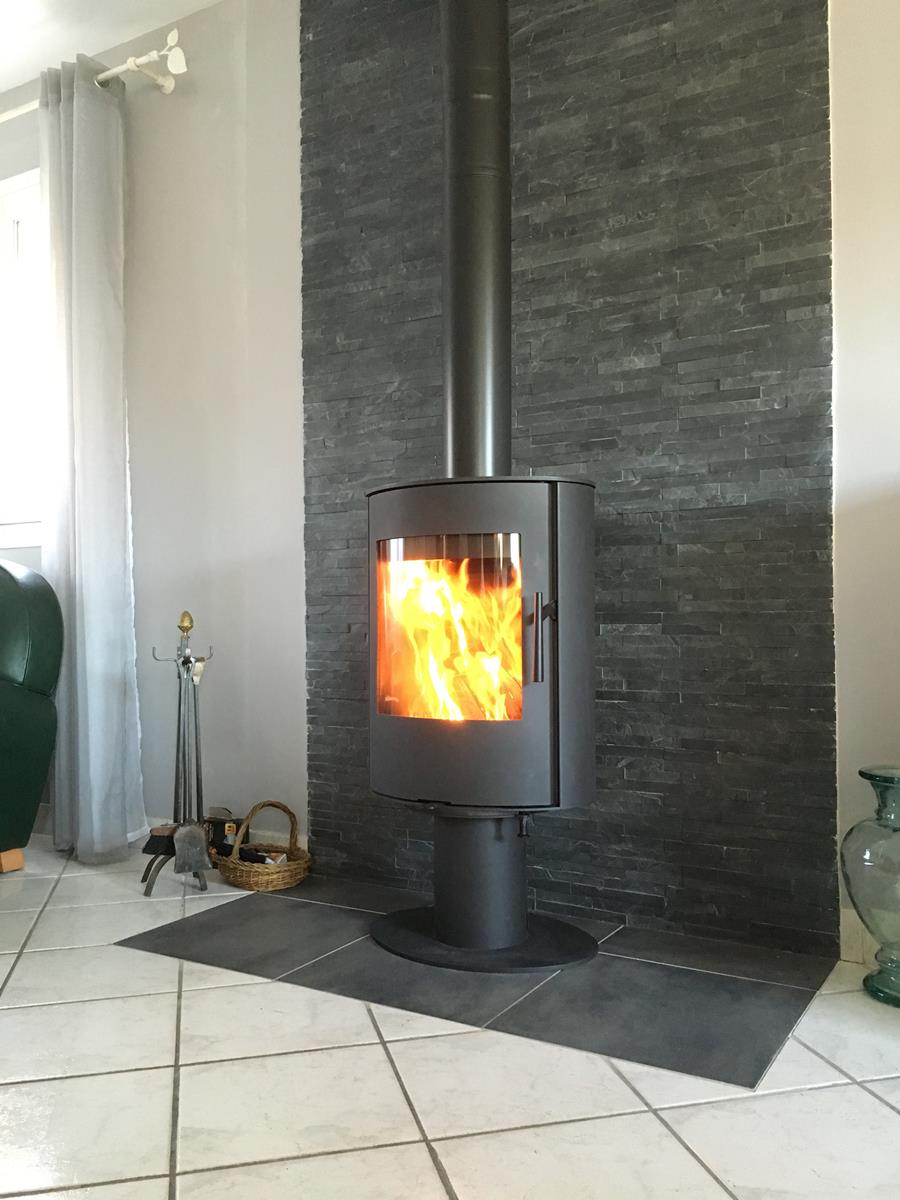 - Installation d'un poêle à bois ROMOTOP Evora T, finition acier, appareil tournant à 360°.